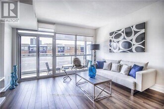 210 Simcoe St in Toronto, ON - Building Photo - Building Photo