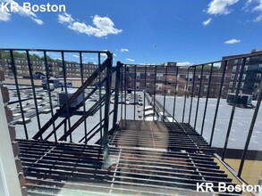1384 Commonwealth Ave in Boston, MA - Building Photo - Building Photo