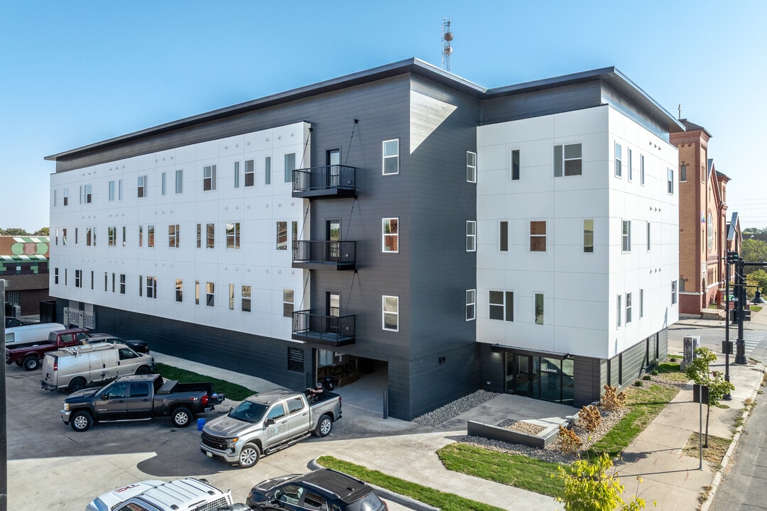 The Delaware - Luxury Apartment's in Mason... in Mason City, IA - Building Photo