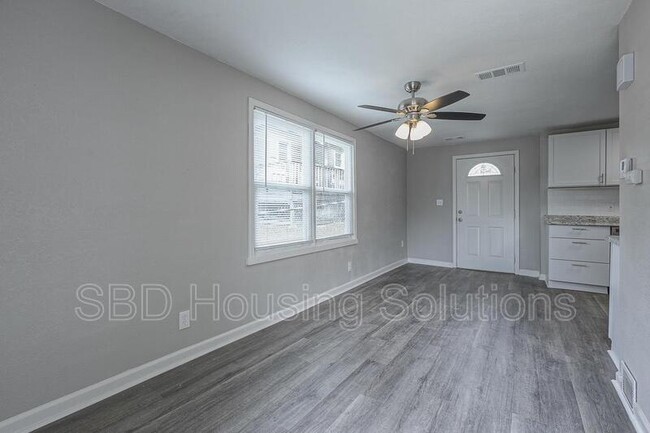 805 E Albert Ave in Independence, MO - Building Photo - Building Photo