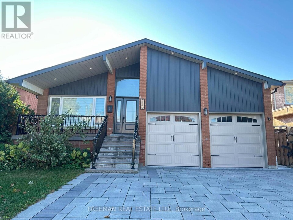 2495 Privet Crescent in Mississauga, ON - Building Photo