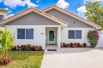 3425 SW 69th Ave in Miami, FL - Building Photo - Building Photo