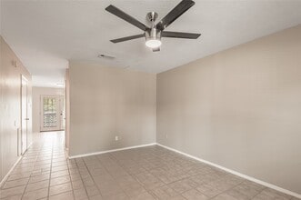 2521 Crosstimbers Dr in Huntsville, TX - Building Photo - Building Photo