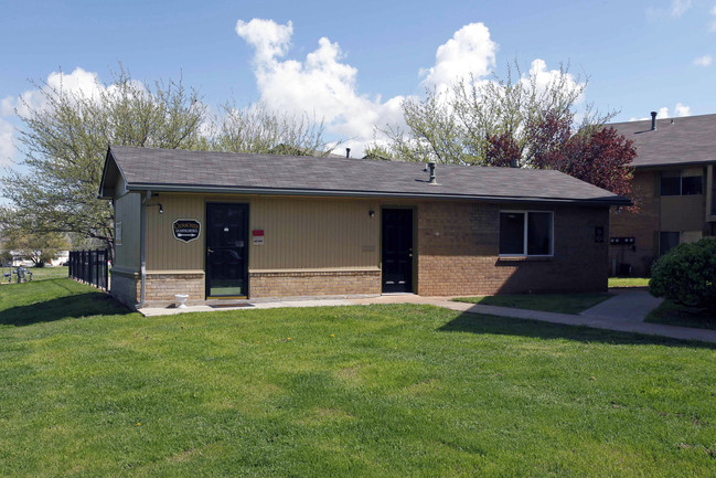 Cedar Creek Apartments in Yukon, OK - Foto de edificio - Building Photo