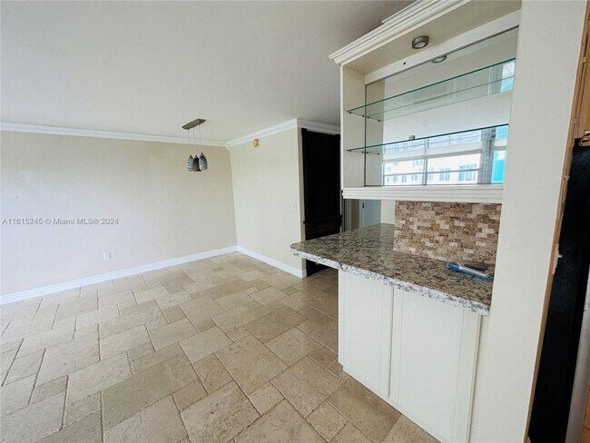 5313 Collins Ave, Unit 801 in Miami Beach, FL - Building Photo - Building Photo