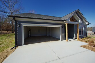 511 North Point Cir in Hartwell, GA - Building Photo - Building Photo