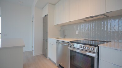 1660-1660 Bloor St W in Toronto, ON - Building Photo - Building Photo