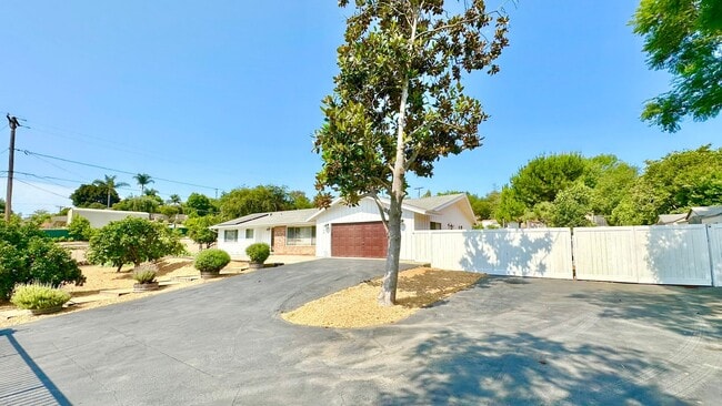 748 Hamilton Ln in Fallbrook, CA - Building Photo - Building Photo