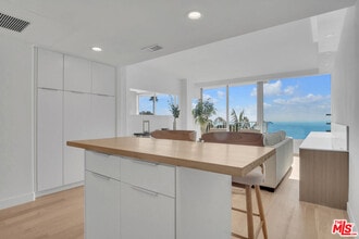 17350 Sunset Blvd in Los Angeles, CA - Building Photo - Building Photo