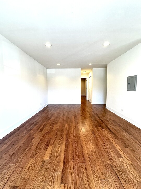 6953 N Sheridan Rd, Unit 416 in Chicago, IL - Building Photo