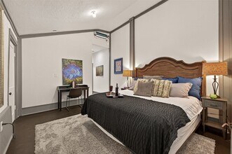 100 W Hamilton St in Houston, TX - Foto de edificio - Building Photo