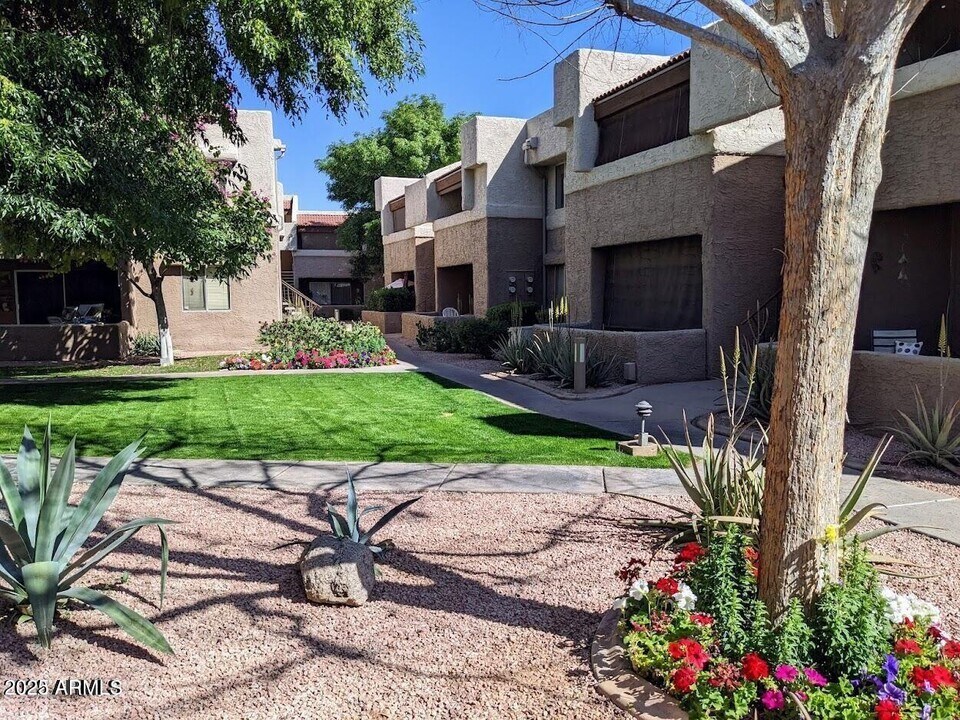 4554 E Paradise Village Pkwy N in Phoenix, AZ - Building Photo