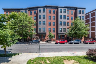 Reed Row in Washington, DC - Foto de edificio - Building Photo