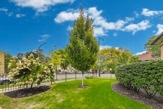 1601 W Touhy Ave in Chicago, IL - Building Photo - Building Photo