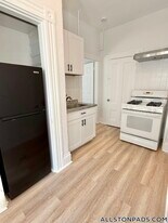 8 Greylock Rd in Boston, MA - Building Photo