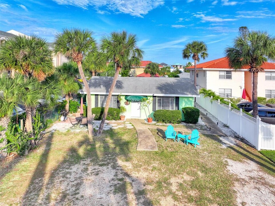 137 Harrison Dr in Sarasota, FL - Building Photo