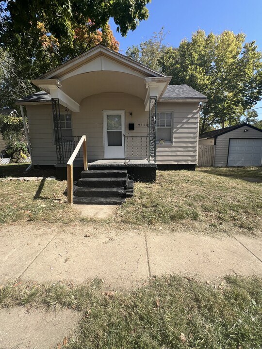 2112 N Atlantic Ave in Peoria, IL - Building Photo