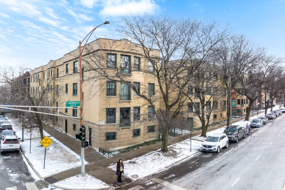 7025 N Sheridan Rd in Chicago, IL - Building Photo