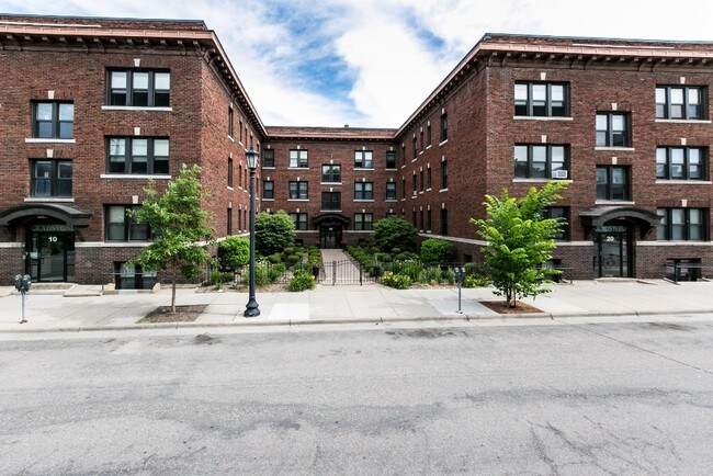 Gladstone Apartments in Minneapolis, MN - Building Photo - Building Photo