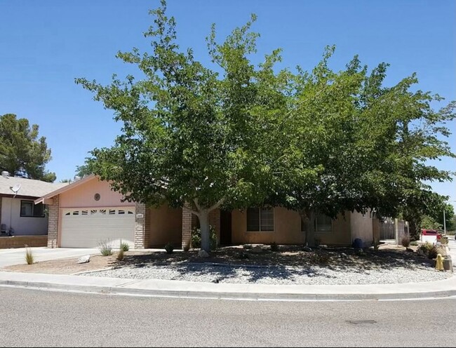 1025 Sherri St in Ridgecrest, CA - Foto de edificio - Building Photo