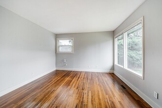 12924-12928 E Burnside St in Portland, OR - Foto de edificio - Building Photo