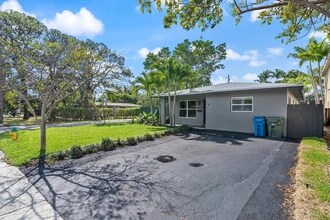 1498 NE 38th St in Oakland Park, FL - Building Photo - Building Photo