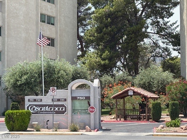 750 S Royal Crest Cir in Las Vegas, NV - Building Photo