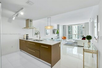 485 Brickell Ave, Unit 2006 in Miami, FL - Foto de edificio - Building Photo