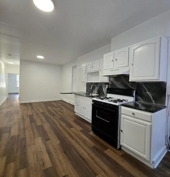 41 Wallis Ave in Jersey City, NJ - Building Photo