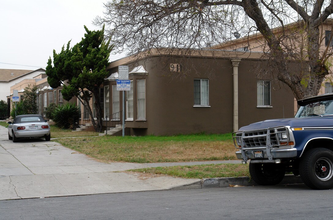 911 E La Brea Dr in Inglewood, CA - Foto de edificio