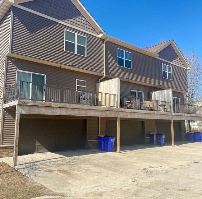 903 Scott Park Dr in Iowa City, IA - Building Photo - Building Photo