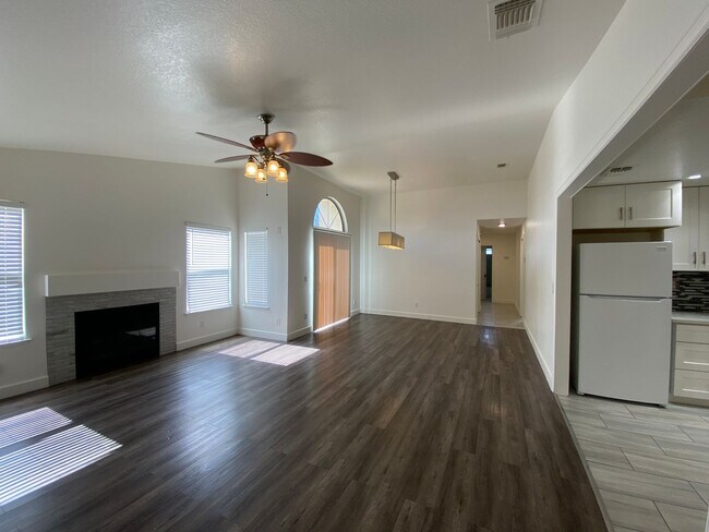 8044 Healy Ct in Sacramento, CA - Building Photo - Building Photo