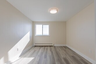 The Mariner in Oakville, ON - Building Photo - Building Photo