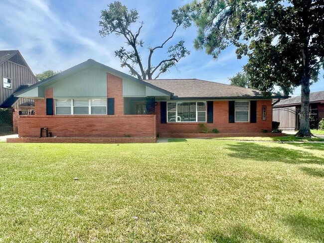 property at 6417 Lindyann Ln