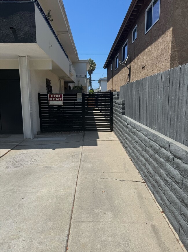 3707 Kelton Ave, Unit #2 in Los Angeles, CA - Building Photo - Building Photo