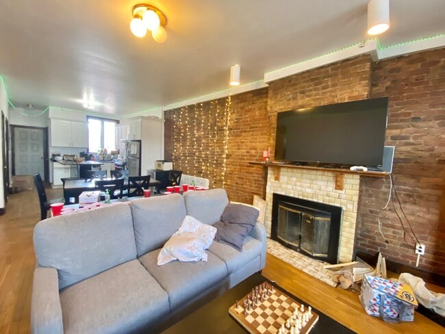 526 Harvard St, Unit 1 in Brookline, MA - Building Photo - Building Photo