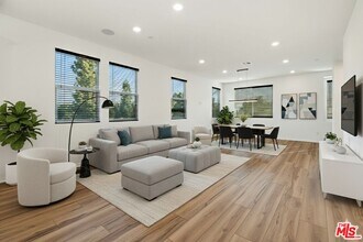 725 Daniel Freeman Cir in Inglewood, CA - Building Photo - Building Photo