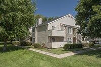Building Photo - River Pointe Apartamentos in Sacramento, California