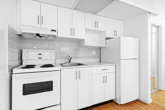 Bellevue Towers in Vancouver, BC - Building Photo - Building Photo