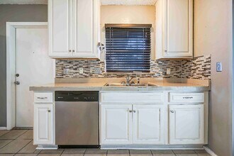 8223 Glen Shadow Dr in San Antonio, TX - Building Photo - Building Photo