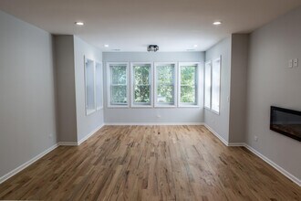 1130 N Ridgeway Ave, Unit One North in Chicago, IL - Foto de edificio - Building Photo