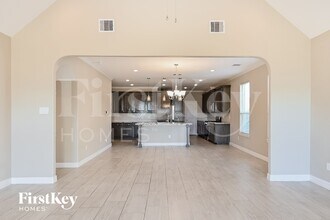 215 Brazos Dr in Baytown, TX - Foto de edificio - Building Photo