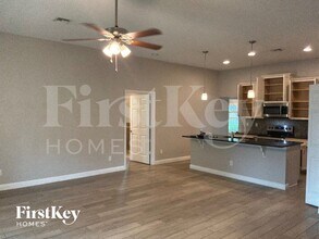526 SW Dahled Ave in Port St. Lucie, FL - Foto de edificio - Building Photo