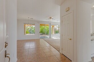 5078 Rivedro St in Las Vegas, NV - Foto de edificio - Building Photo