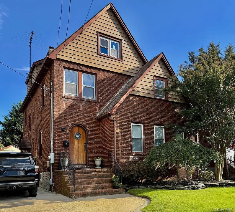 111 Piccadilly Downs in Lynbrook, NY - Foto de edificio