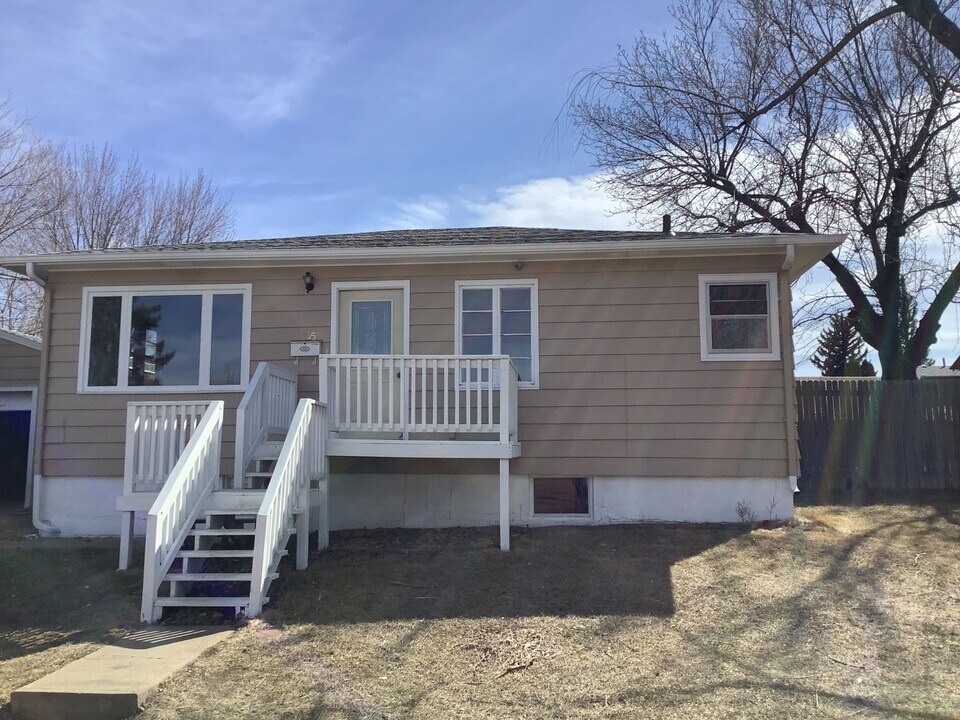 345 W 8th St in Dickinson, ND - Building Photo