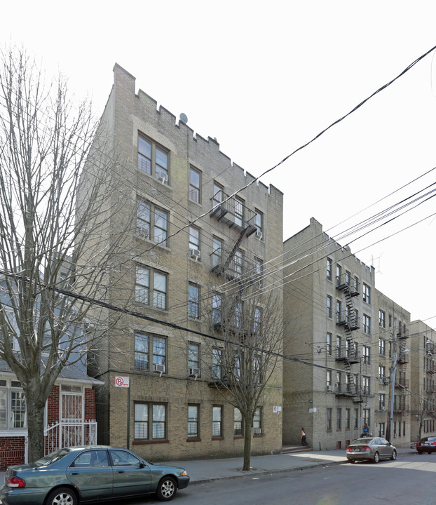 666 E 224th St in Bronx, NY - Building Photo