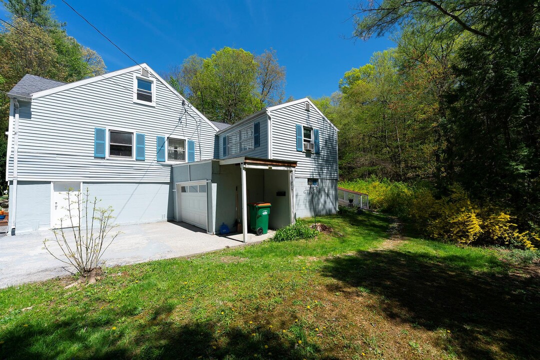 21 Van Dam Rd in Hyde Park, NY - Building Photo