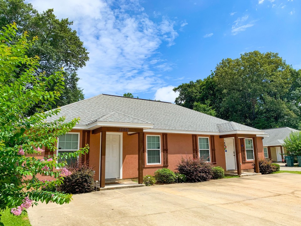 Hacienda Villas Apartments in Monroe, LA - Building Photo