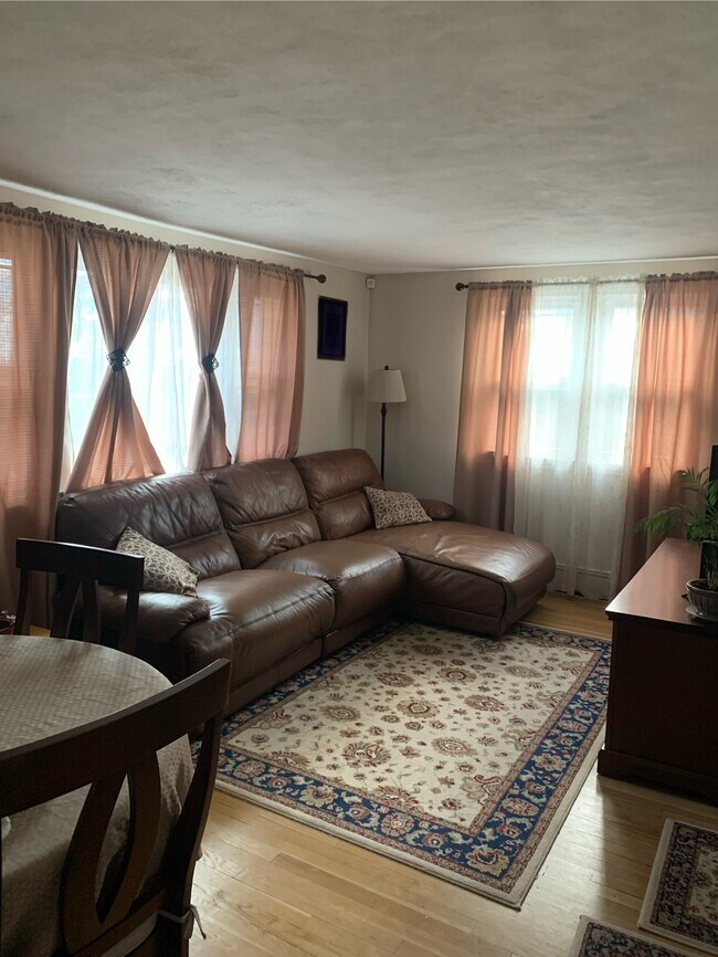 15 Weymouth Ave, Unit Floor 2 in Boston, MA - Foto de edificio - Building Photo